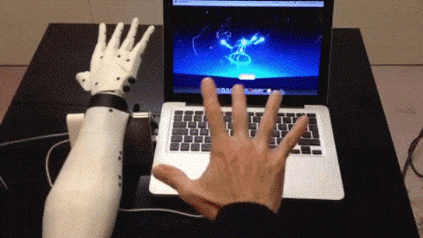 Robot Arm Control with Leap Motion!